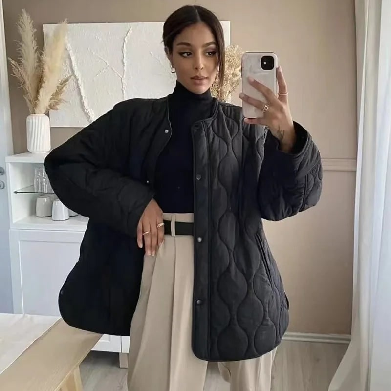 Giacca trapuntata donna con bottoni a pressione, tasche laterali. Design leggero e confortevole per l'inverno.