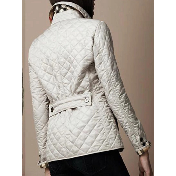 Giacca donna autunno/inverno, trapuntata con design slim fit e collo elegante. Capo outerwear versatile.