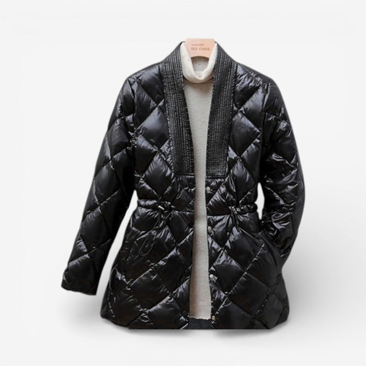 Elegante giacca donna trapuntata, scollo a V, coulisse in vita. Ideale per outfit quotidiani e versatili.