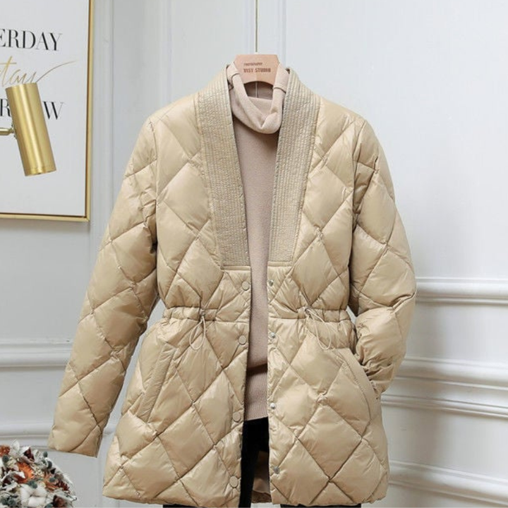 Giacca trapuntata da donna con vita regolabile tramite coulisse, scollo a V. Versatile per look casual.