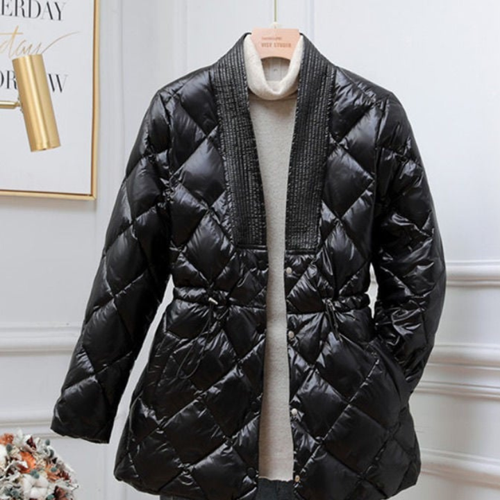 Giacca leggera trapuntata donna, scollo a V, vita con coulisse. Perfetta per la mezza stagione, casual elegante.