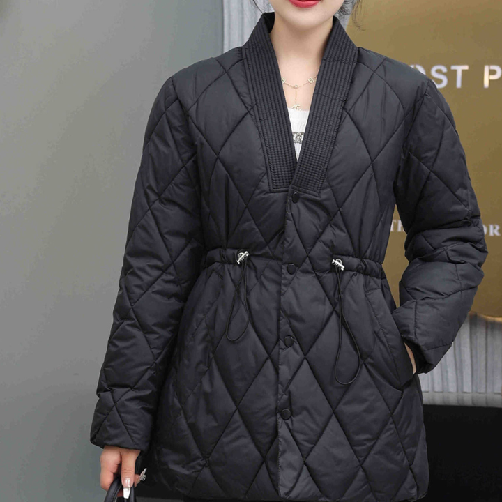 Moderna giacca trapuntata donna, scollo a V, vita regolabile. Capo spalla per look casual ed eleganti.