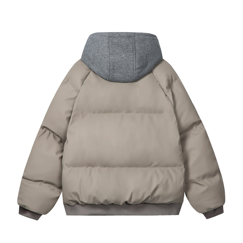 Elegante piumino trapuntato da donna con cappuccio, ideale per un look casual invernale.
