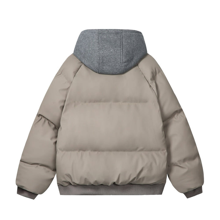 Elegante piumino trapuntato da donna con cappuccio, ideale per un look casual invernale.