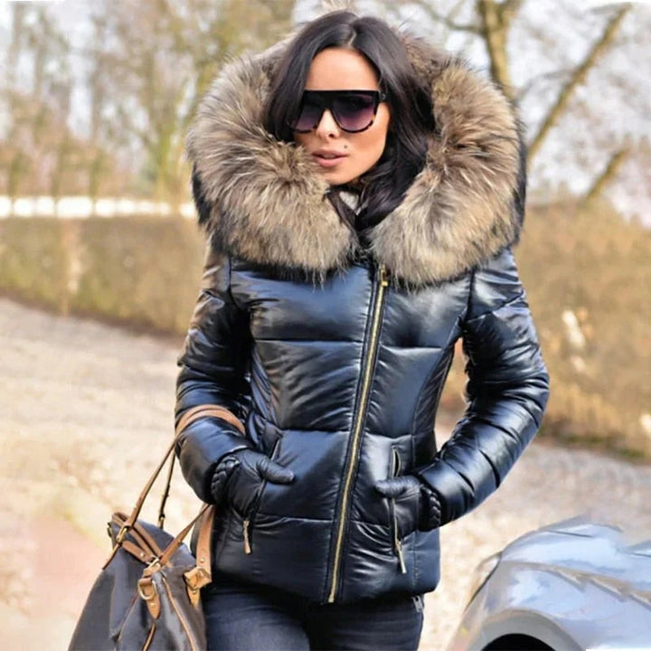 Giacca piumino donna metallizzata trapuntata con cappuccio in ecopelliccia, per un inverno glamour.