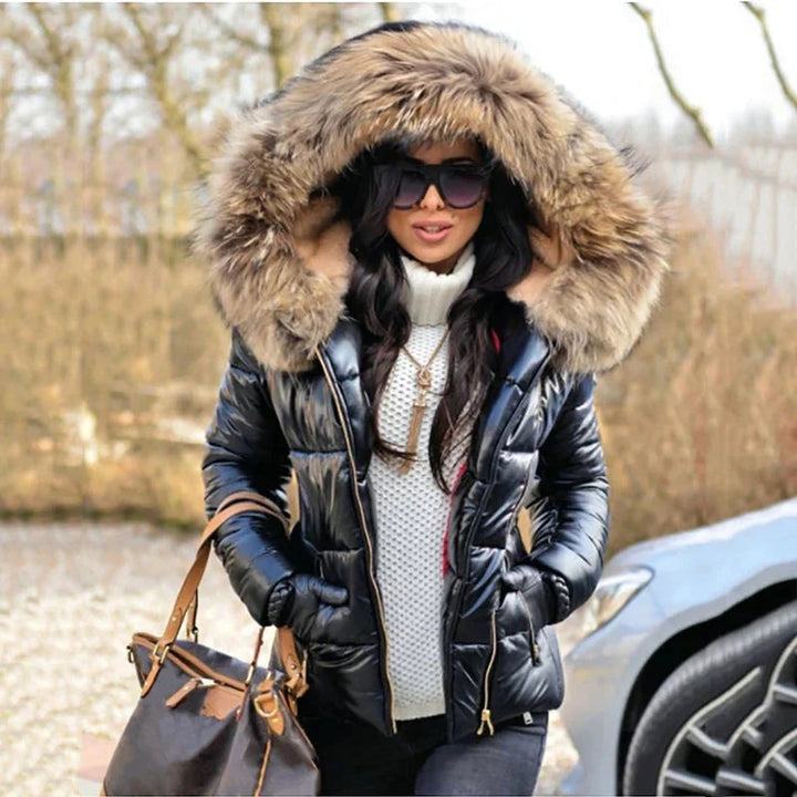 Piumino donna metallizzato, con design trapuntato e cappuccio. Eleganza e comfort per la moda invernale.