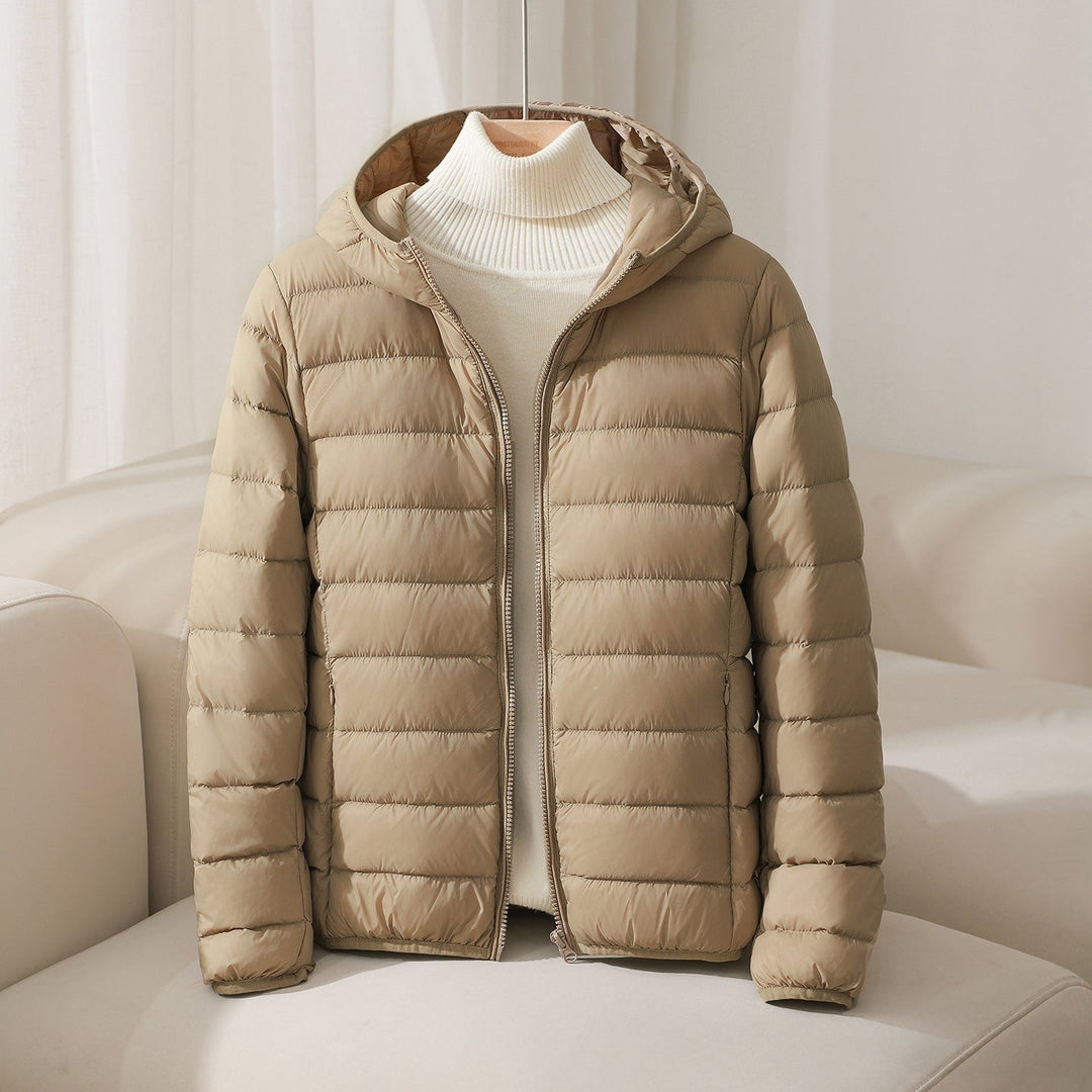 Piumino leggero donna con cappuccio e cerniera frontale. Giacca calda e versatile per la moda casual.