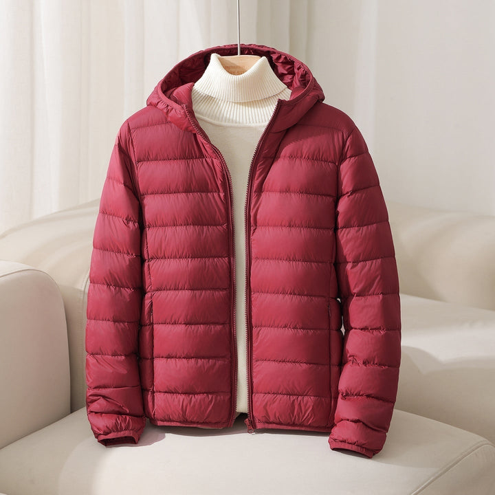 Elegante giacca donna trapuntata con cappuccio. Un piumino leggero e versatile, perfetto per il clima freddo.
