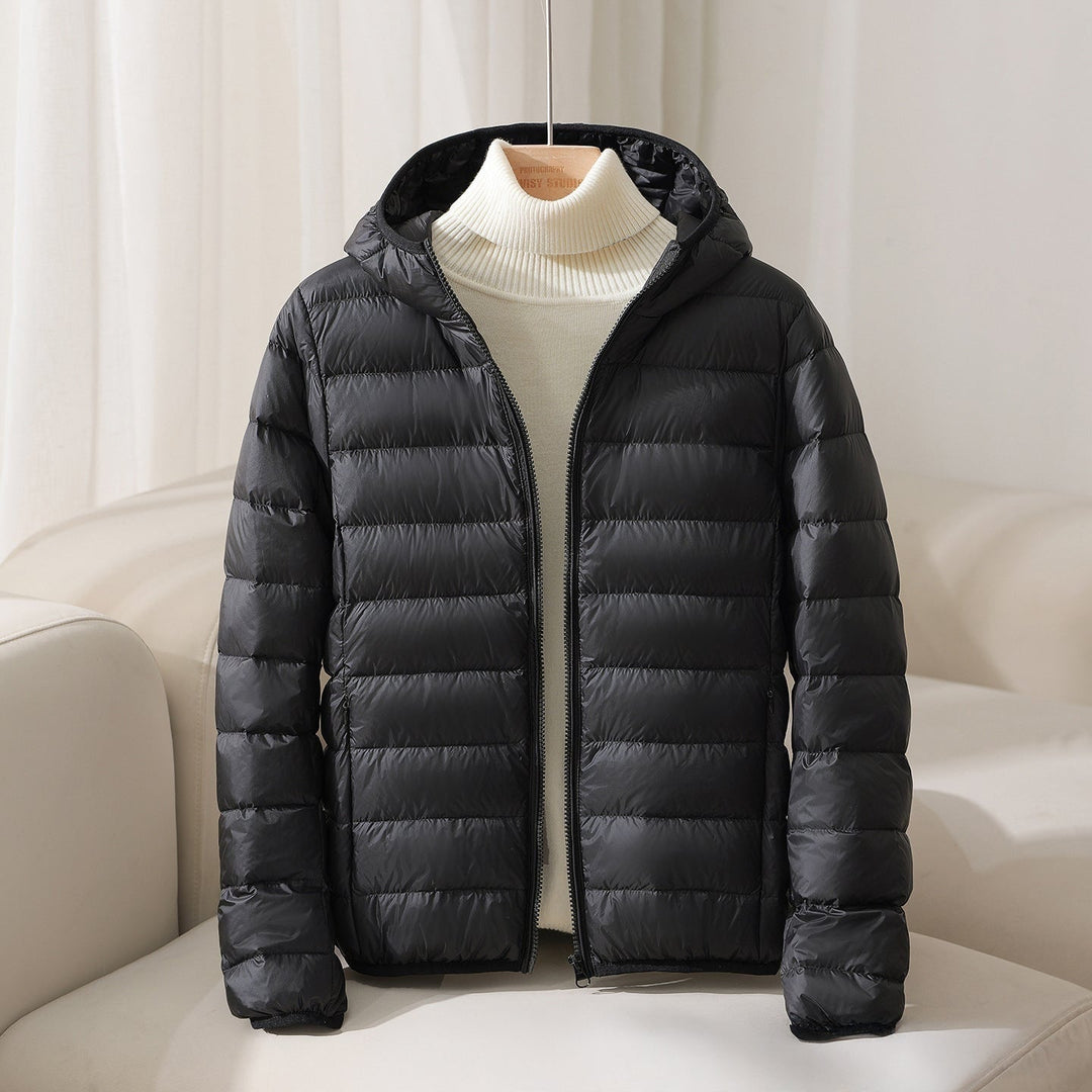 Giacca autunnale donna trapuntata con zip e cappuccio. Caldo piumino leggero per look casual e di tendenza.