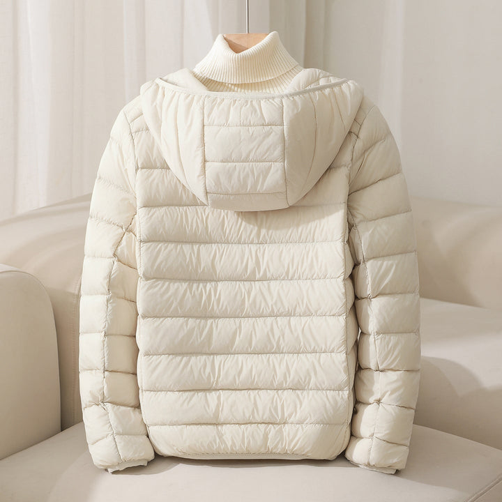 Giacca trapuntata donna con cerniera e cappuccio. Piumino caldo e leggero, ideale per abbigliamento casual autunno.