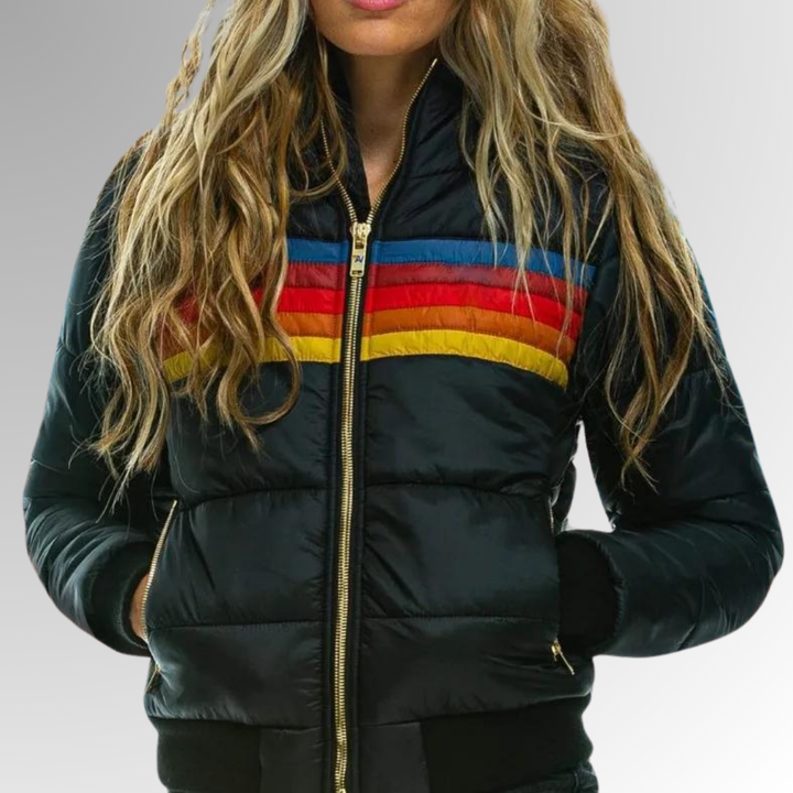 Giacca trapuntata da donna per l'inverno, caratterizzata da allegre strisce arcobaleno. Chiusura con zip.