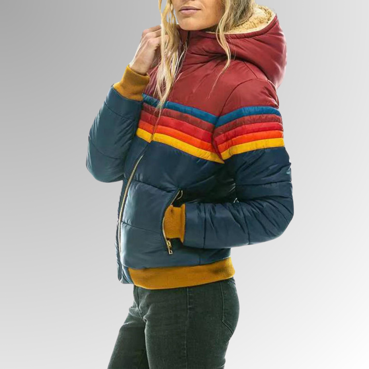 Giacca puffer donna moderna, con dettagli a strisce arcobaleno e pratica zip. Ideale per giornate fredde.
