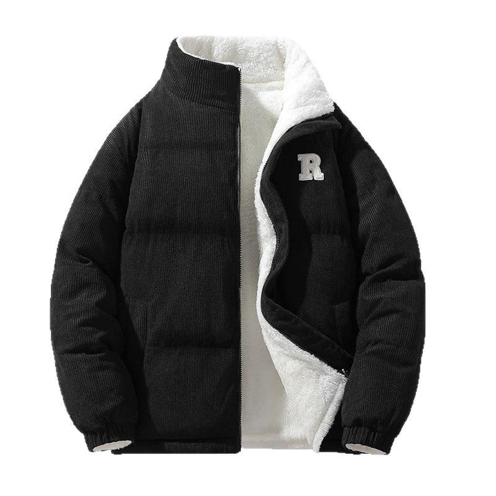 Donna indossa giacca piumino reversibile, trapuntata, collo alto. Giacca versatile per l'inverno.