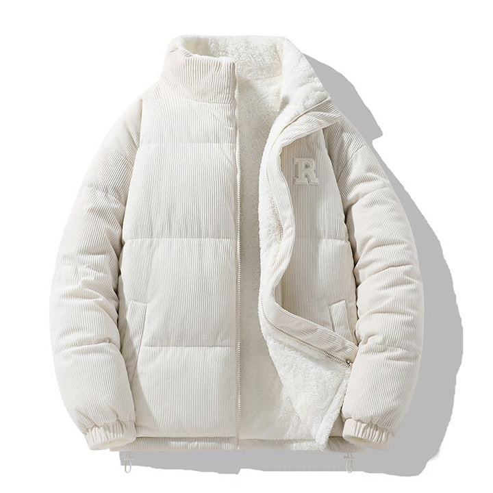 Primo piano giacca piumino donna trapuntata, collo alto, reversibile, stile casual e abbigliamento elegante.