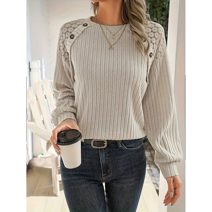Stile versatile: top crop donna a maniche lunghe con pizzo, ideale per ogni stagione.