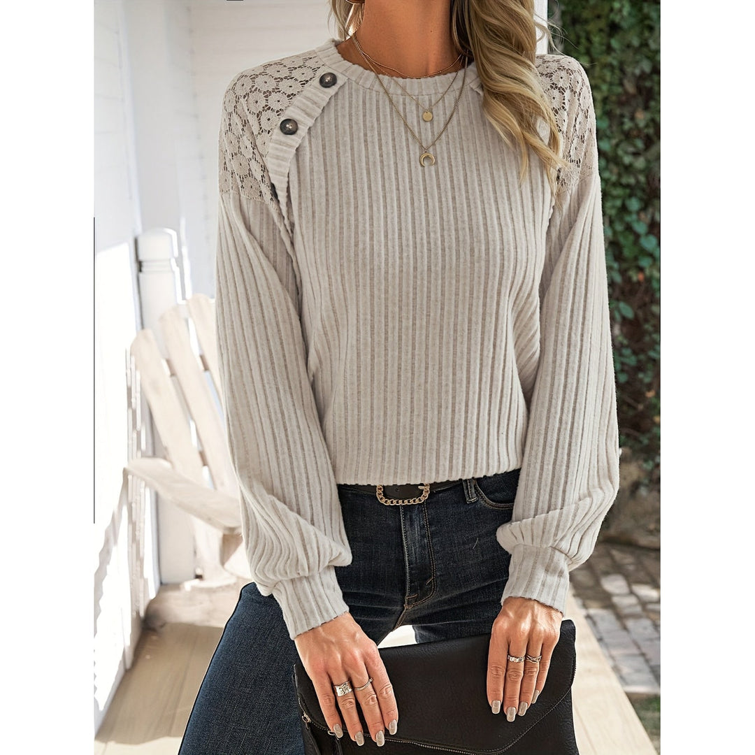 Maglia crop top a maniche lunghe e pizzo, esalta la figura con grazia ed eleganza.