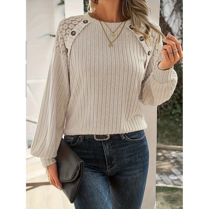 Maglia crop donna maniche lunghe e pizzo, ideale per abbigliamento casual versatile.