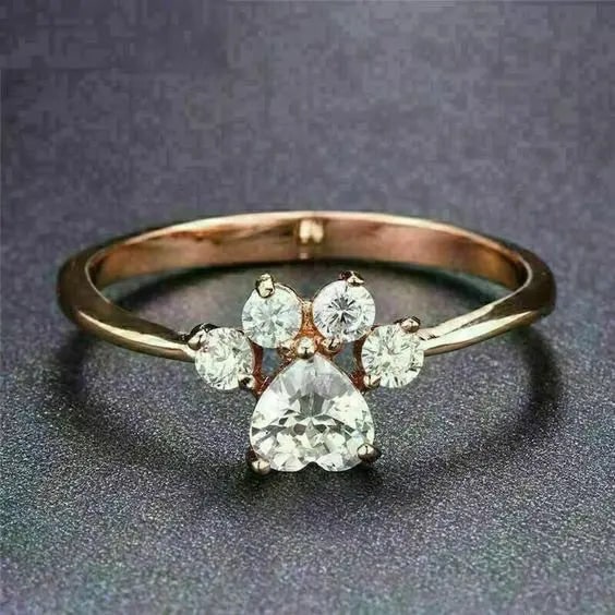 Anello donna elegante zampa di cane con cristallo, oro rosa. Perfetto per amanti animali, accessorio moda delicato.