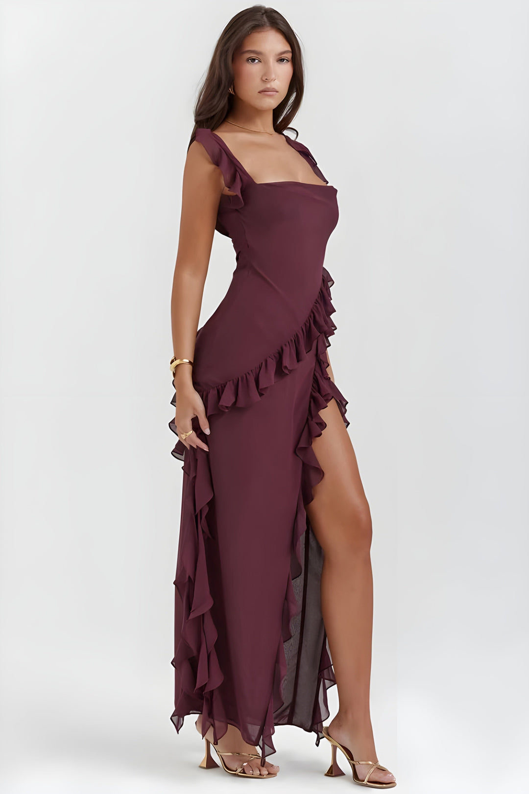 Abito cerimonia donna elegante, con balze a strati e spacco profondo. Perfetto per look formali.
