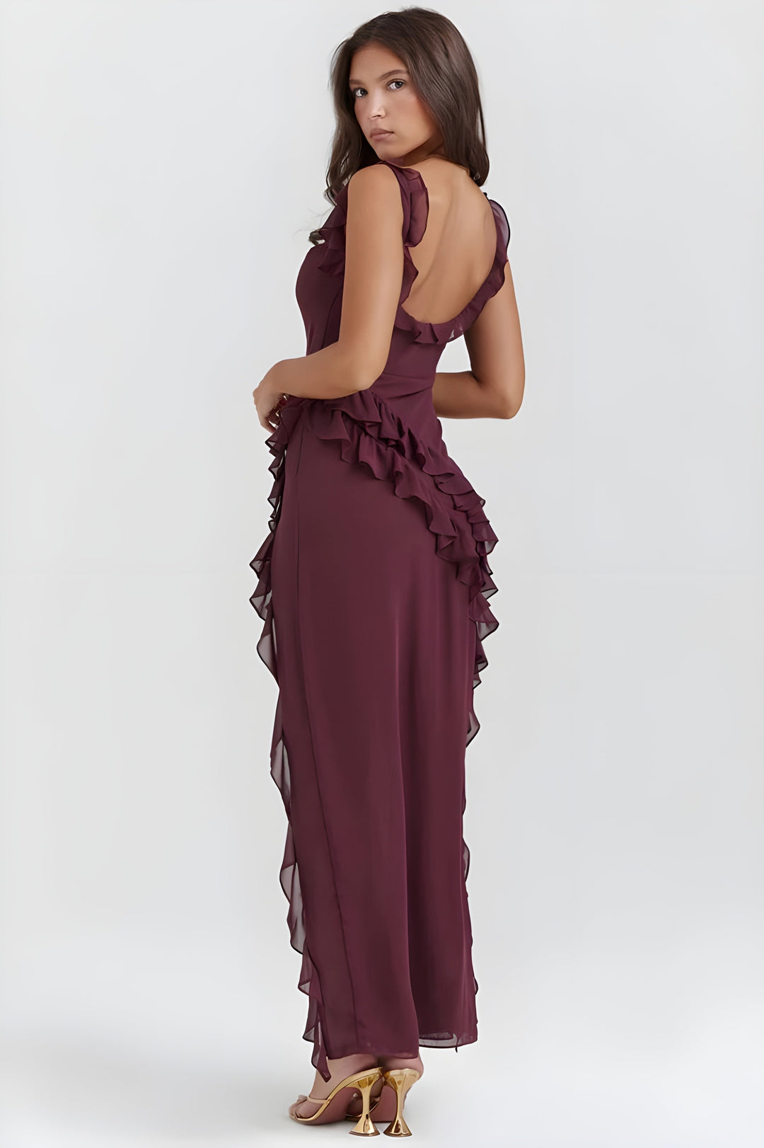 Vestito lungo donna, design elegante con balze svolazzanti e spacco seducente. Moda sera.