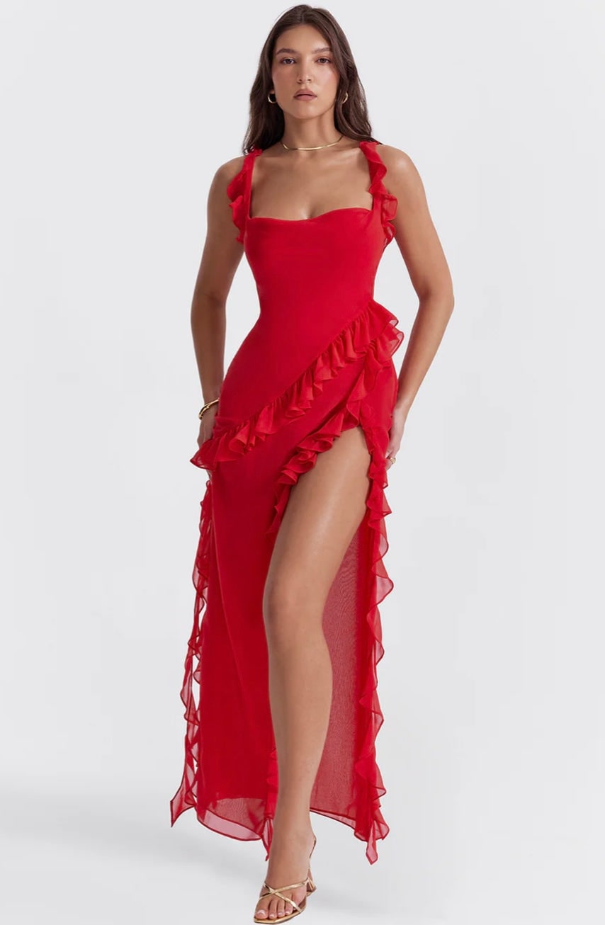 Abito lungo donna elegante senza maniche, balze asimmetriche e spacco alto. Per moda sera.