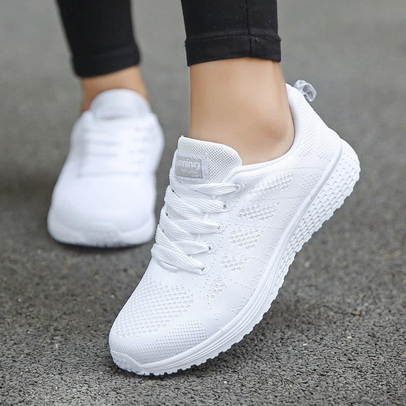 Scarpe da corsa donna leggere e traspiranti con supporto arco plantare, ideali per attività fisica e passeggio.