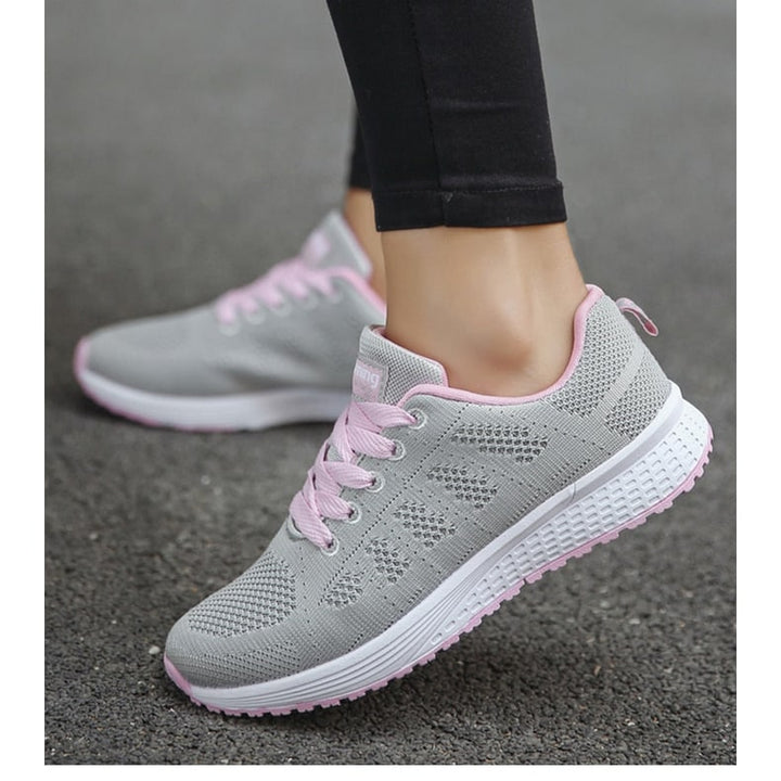 Sneakers donna con tomaia traspirante, perfette per mantenere i piedi asciutti durante attività intense.