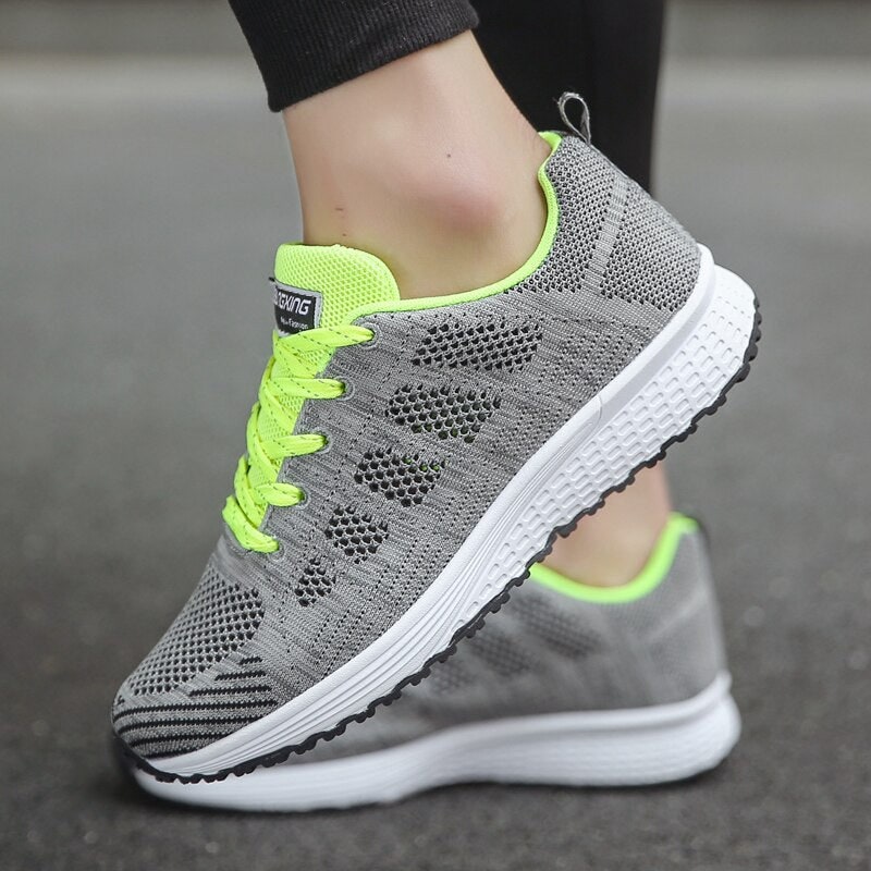 Scarpe donna ultra leggere con lacci, ideali per corsa e sport, riducono la fatica e aumentano l'agilità.