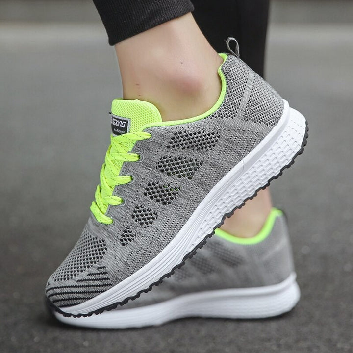 Scarpe donna ultra leggere con lacci, ideali per corsa e sport, riducono la fatica e aumentano l'agilità.