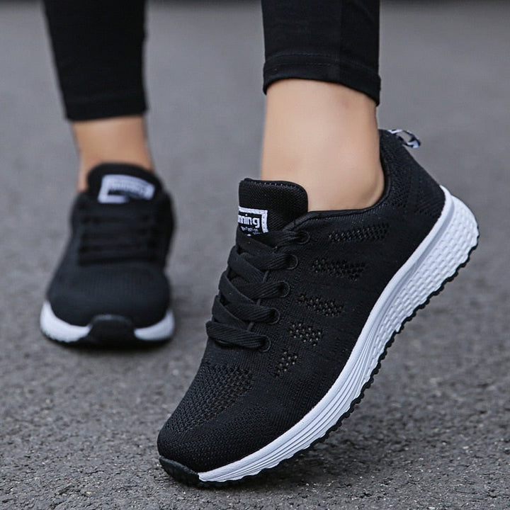 Sneakers donna sportive con lacci, supporto arco plantare e design moderno, perfette per corsa e palestra.
