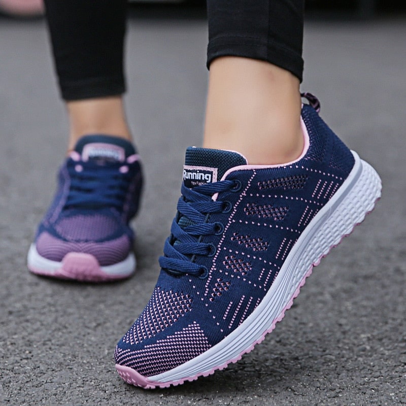 Calzature sportive donna con lacci, leggerezza e traspirabilità, offrono comfort per ogni attività.