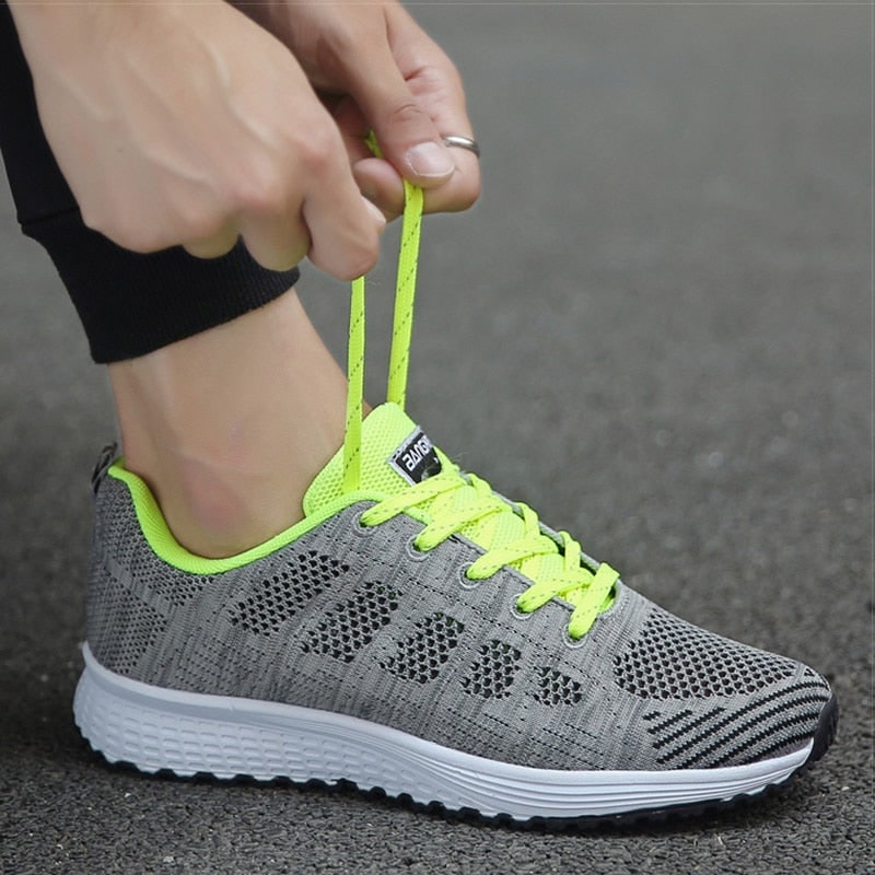 Chiusura con lacci regolabili su sneakers donna traspiranti, per una calzata sicura e personalizzata.