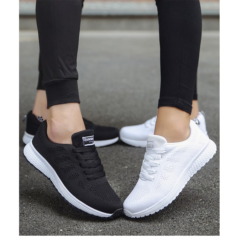 Suola antiscivolo e ammortizzata di scarpe da corsa donna, offre grip e protezione per sport e passeggio.