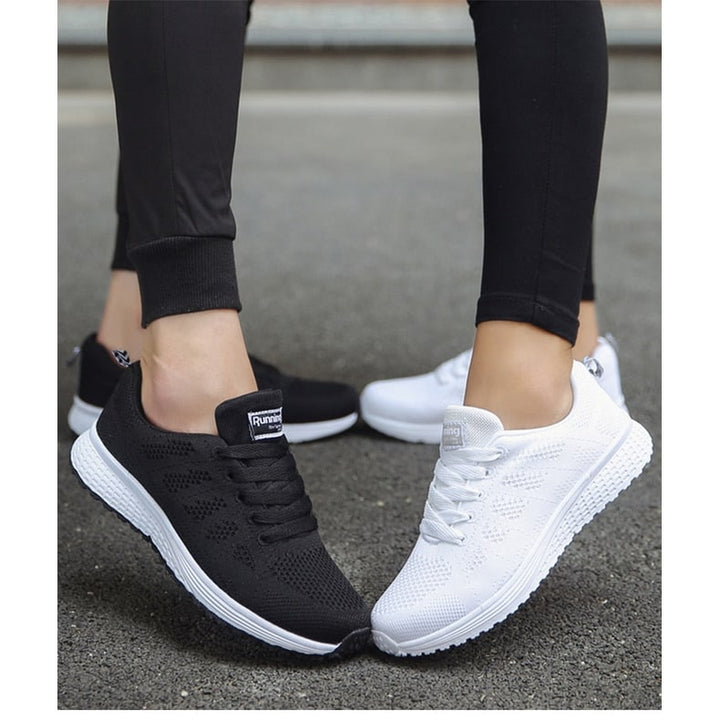 Suola antiscivolo e ammortizzata di scarpe da corsa donna, offre grip e protezione per sport e passeggio.