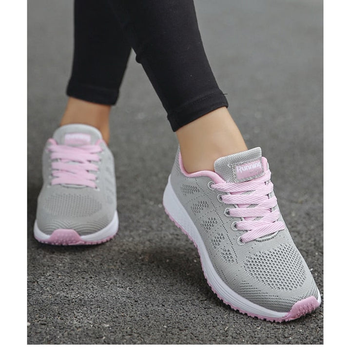 Scarpe donna versatili con design elegante e lacci, ideali per corsa, palestra o un comodo passeggio.
