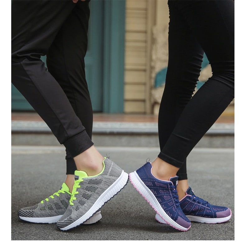 Donna in corsa indossa sneakers leggere con supporto arco, per massime prestazioni e comfort.