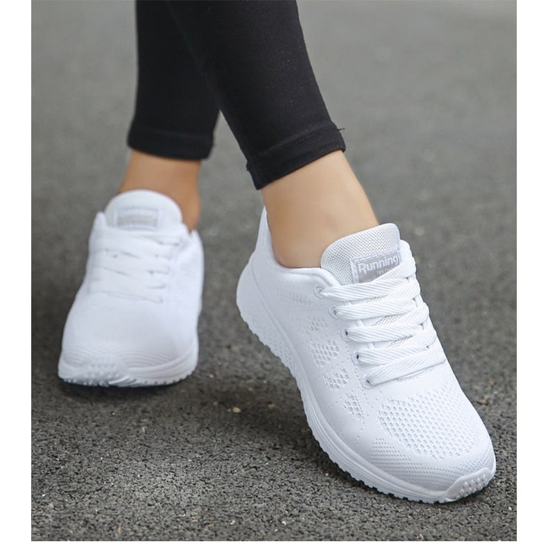 Passeggio confortevole con scarpe da donna traspiranti e supporto plantare, per piedi freschi e riposati.
