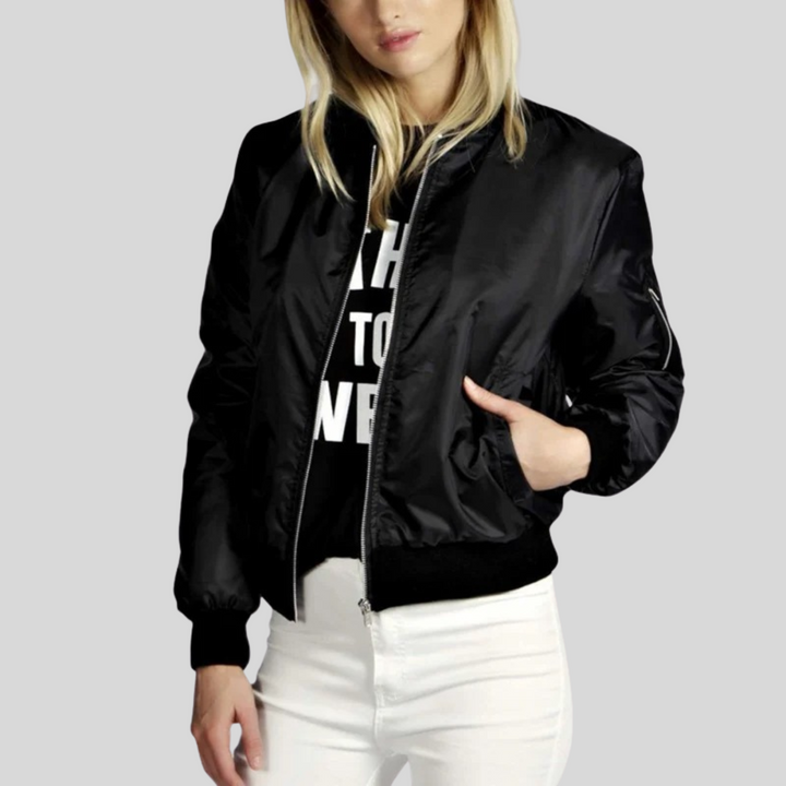 Giacca bomber donna elegante, perfetta per primavera e autunno, con finiture a costine e tasche utili.
