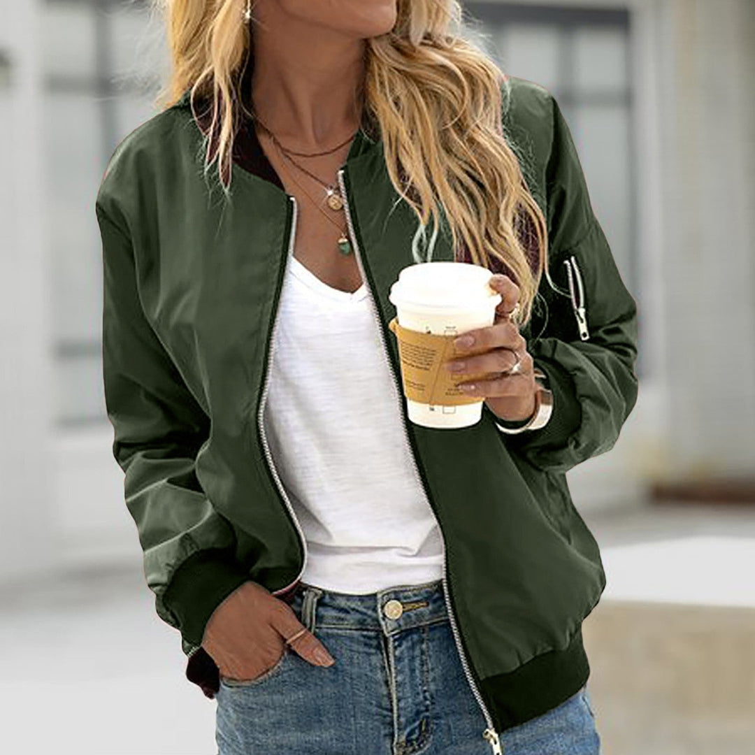 Bomber raso donna, vestibilità rilassata per un abbigliamento quotidiano comodo e alla moda. Stile sportivo-casual.