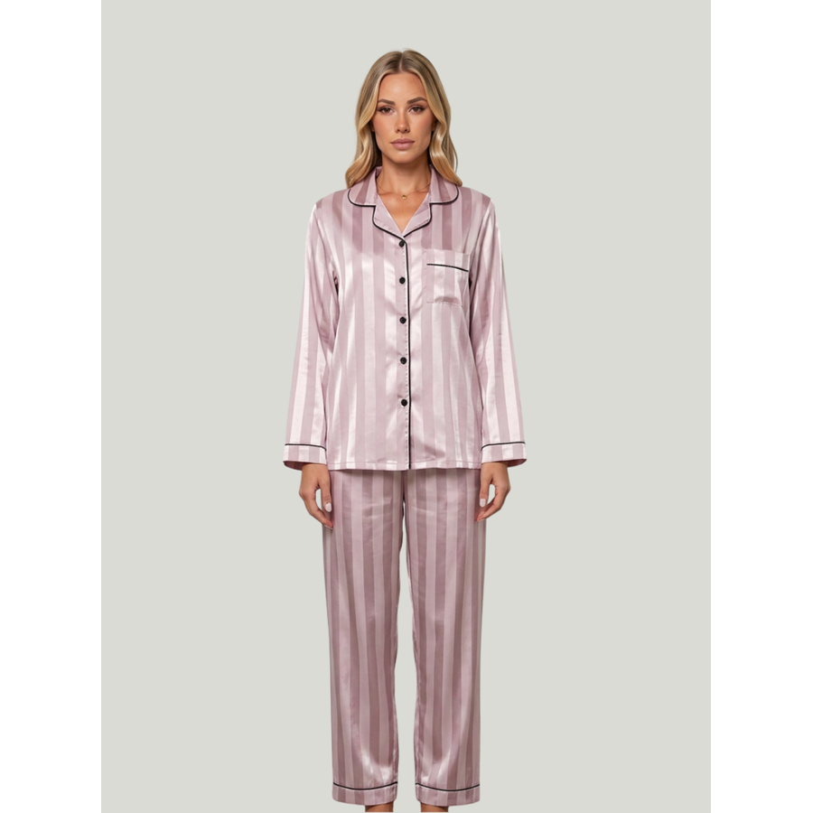 Pigiama donna in raso a righe, elegante e con manica lunga, ideale per comfort e stile notturno.
