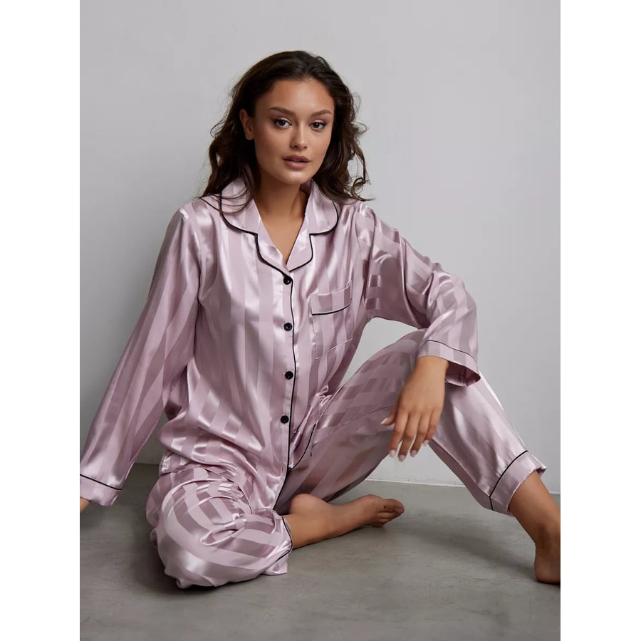 Lussuoso pigiama in raso a righe per donna, manica lunga e bottoni, un regalo ideale per il suo comfort.