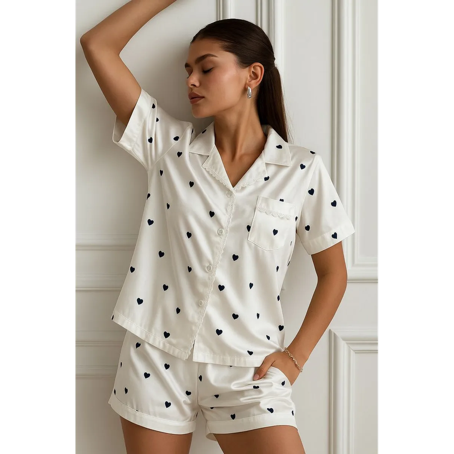 Set pigiama donna elegante con stampa a cuori, maniche corte e pantaloncini, per un comfort chic.