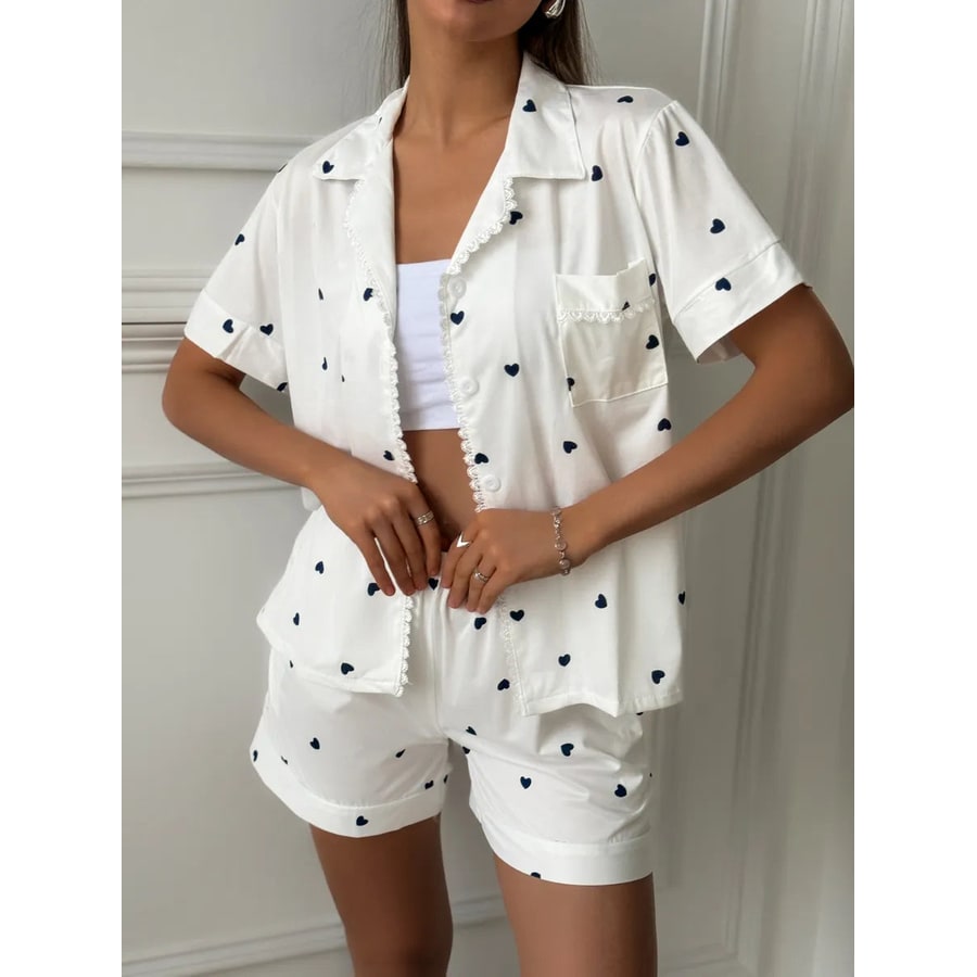 Morbido set pigiama donna in tessuto leggero con stampa a cuori, ideale per un sonno confortevole.