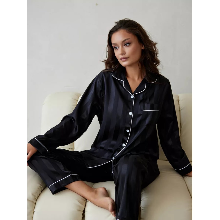 Elegante pigiama da donna in raso a righe, con top a maniche lunghe e pantaloni, perfetto per il riposo.