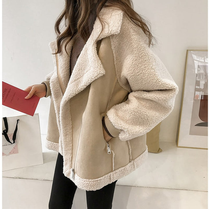 Moderna giacca aviator donna oversize, ideale per l'autunno-inverno. Un capo caldo e di tendenza per la moda donna.