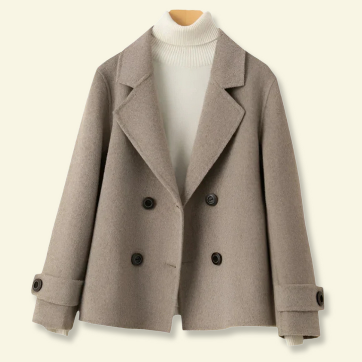 Intramontabile cappotto corto doppiopetto donna elegante con revers, capo chic per autunno inverno.
