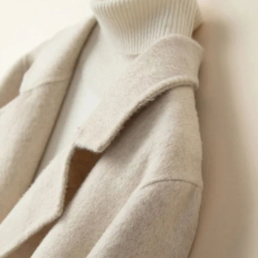 Comodo ed elegante cappotto corto doppiopetto donna con revers, outerwear chic per autunno e inverno.