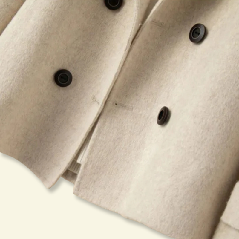 Cappotto corto doppiopetto elegante donna, con collo a revers, perfetto per autunno e inverno.