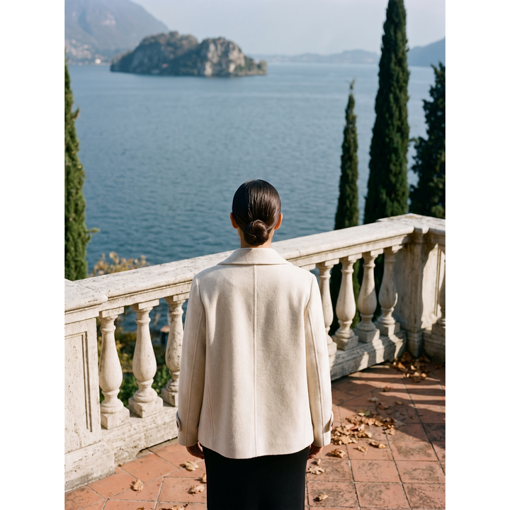 Cappotto invernale corto doppiopetto donna con revers, un capo elegante e di moda per l'outerwear.