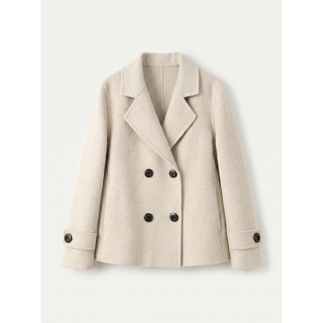 Donna indossa elegante cappotto corto doppiopetto con revers, outerwear chic per autunno/inverno.